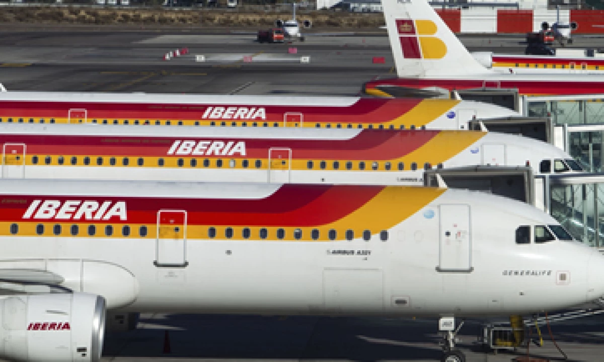 Iberia Express nacerá con cuatro aviones para operar rutas nacionales y europeas y alimentar trayectos rentables de Iberia a Latinoamérica. (Foto: AP)