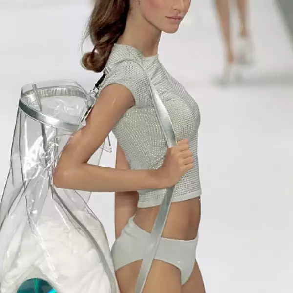 En París en 1999 durante el show Céline como parte del Fashion Week Primavera-Verano.