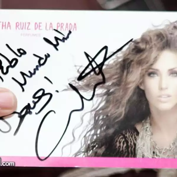 Anahí durante la firma de autógrafos