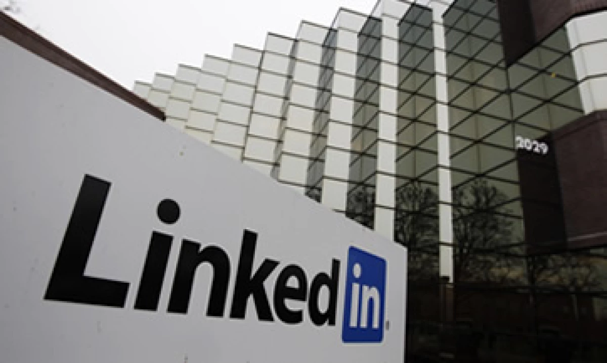 LinkedIn es una red social profesional que permite la interacción entre empleadores y profesionistas que buscan empleo. (Foto: Archivo)
