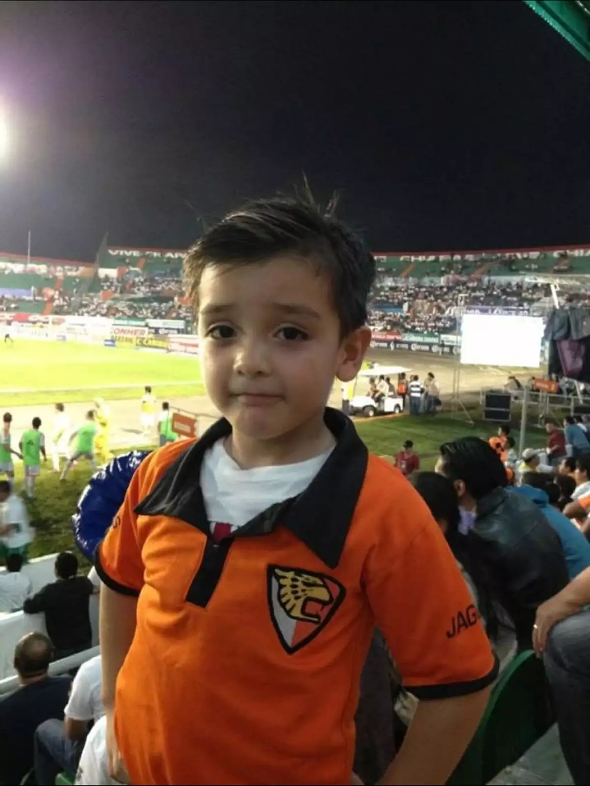 Gilberto Mora de niño con un jersey de Jaguares de Chiapas