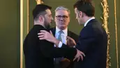 El presidente de Ucrania, Volodymyr Zelensky, el primer ministro británico, Keir Starmer, y el presidente francés, Emmanuel Macron, se abrazan tras mantener una reunión durante una cumbre en Lancaster House, en el centro de Londres, el 2 de marzo de 2025. (Imagen principal del artículo 'La ayuda militar a Ucrania en cifras: quién aporta más y qué armas han entregado').