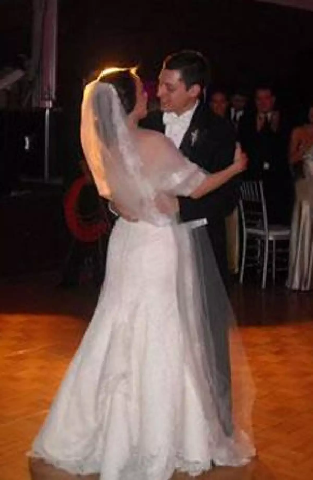 La pareja en su primer baile como marido y mujer.