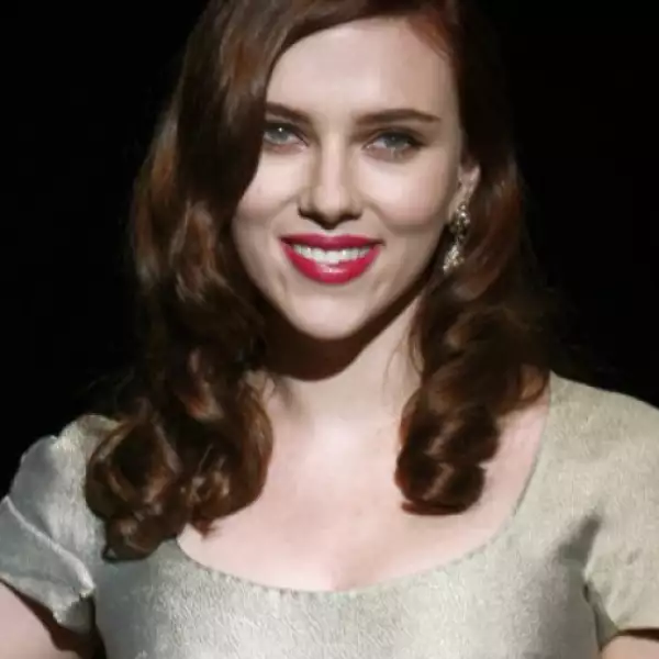 Scarlett Johansson ha sido rubia, pelirroja y castaña, y al parecer decidió quedarse en un punto intermedio y optó por un café rojizo que la aleja de las constantes comparaciones con Marilyn Monroe.