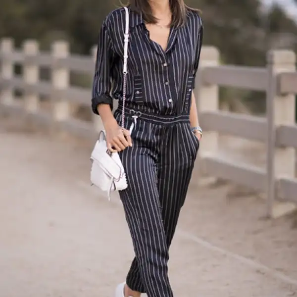 La top model conquistó Los Ángeles de la manera más cool con un total look de pijamas, sneakers blancos y bolsa del tono.