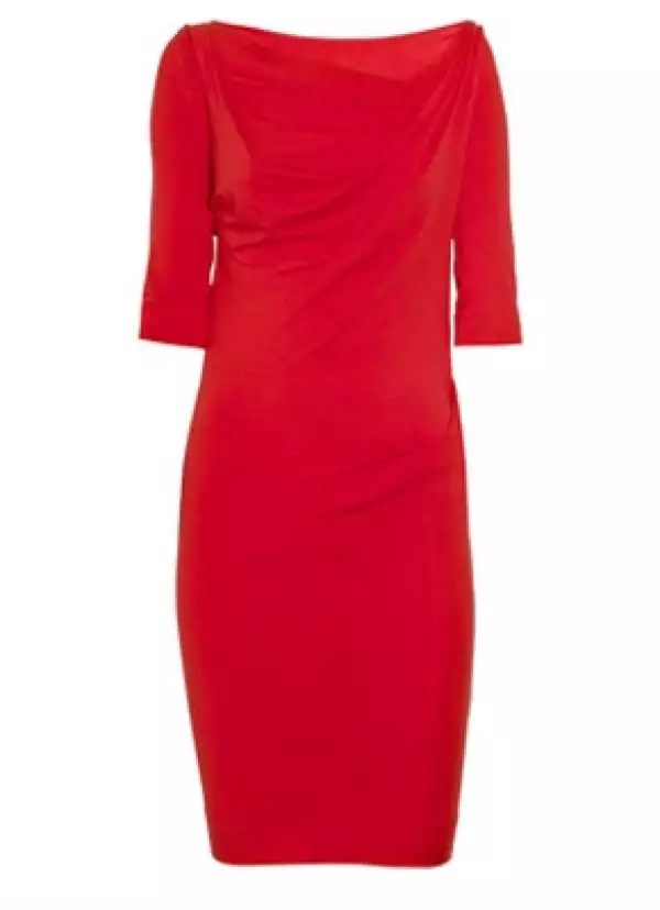 El rojo le queda muy bien. Aquí vestido Vivienne Westwood.