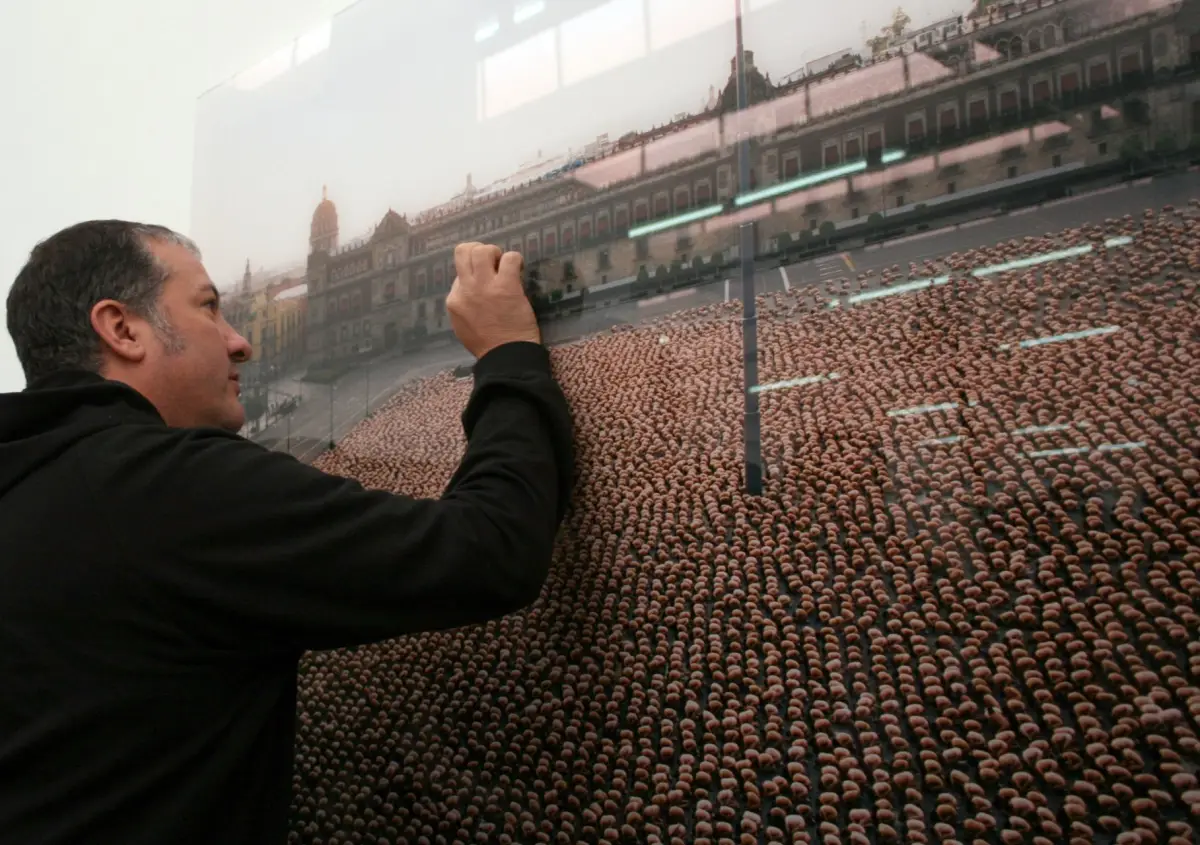 MÉXICO,D,F.,26 OCTUBRE2007.- El artista de Instalación Spencer Tunick dió  un recorrido en lo que será la exposición Tunick en el Zócalol 2007 , previó a su inaguración que será el día de mañana.
FOTO: SASHENKA GUTIERREZ/CUARTOSCURO.COM