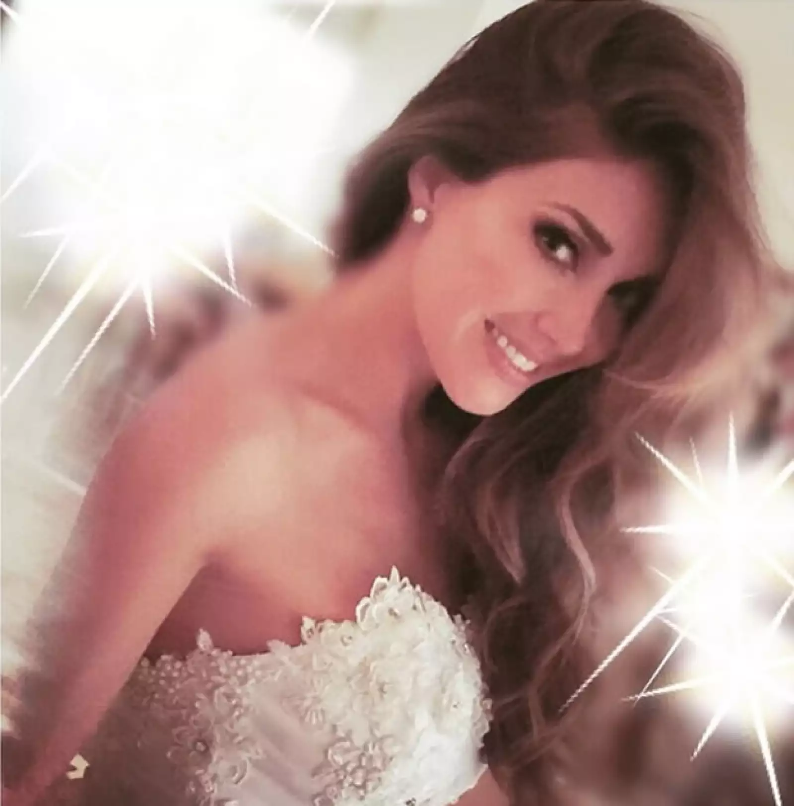 La novia recibió muchas felicitaciones, de fans y sus amigos famosos como Adela Micha, Amanda Miguel, Aracely Arámbula, desde sus redes sociales.
