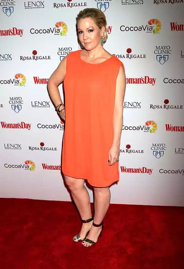 En el evento, Jennie lució un vestido holgado en color naranja que disimuló su silueta.