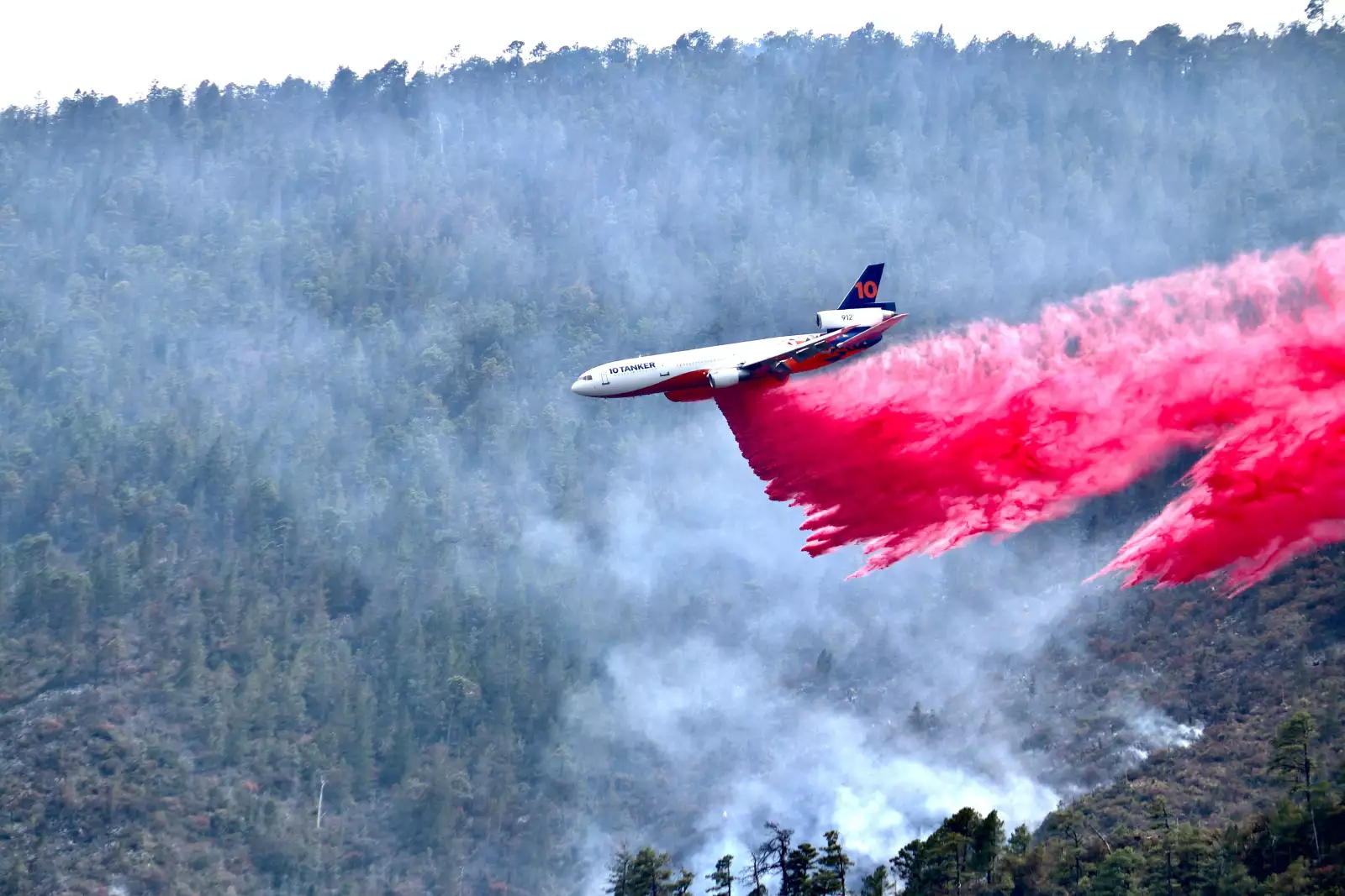 Llegó un avión tanque tipo DC-10 de Albuquerque, para rocíar 43 mil litros de agua a la Sierra de Arteaga, la cual padece desde hace un par de semanas de varios incendios forestales.