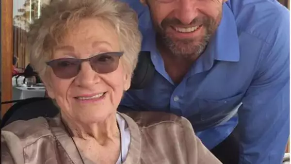 El actor interpretó el tema &#39Quiet Please, There&#39s a Lady on Stage&#39 en el funeral de la madre de su mujer celebrado este jueves en Australia.