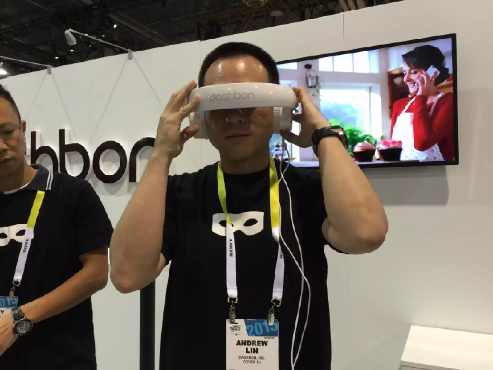 Son unos audífonos con teatro en casa integrados. Puedes conectar consolas, televisores o dispositivos móviles vía HDMI, y ver y escuchar el contenido desde los auriculares. Saldrán a la venta en julio a un precio de 349 dólares.