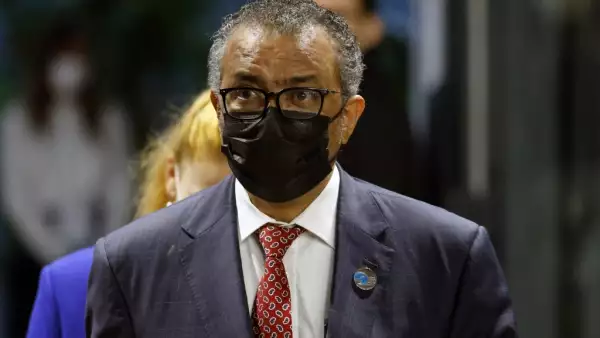 El jefe de la Organización mundial de la Salud, Tedros Adhanom Ghebreyesus llega a la apertura del Foro de la Paz en París. 