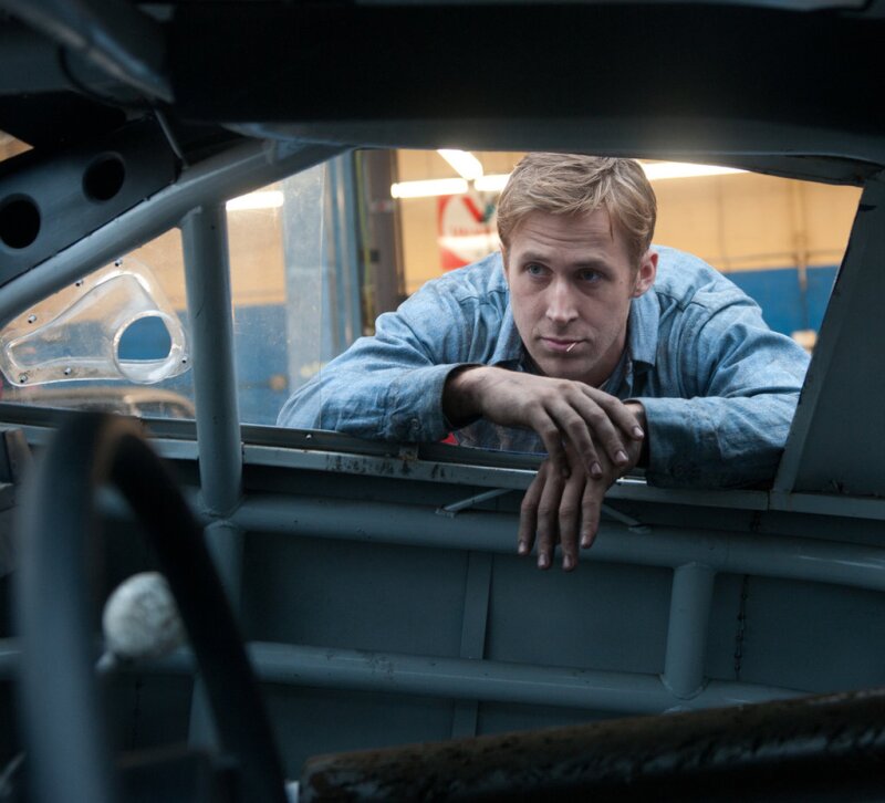 Ryan Gosling manejando