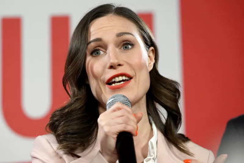 La primera ministra de Finlandia y líder socialdemócrata, Sanna Marin, habla en el evento electoral parlamentario del partido en Helsinki, Finlandia, el 2 de abril de 2023.