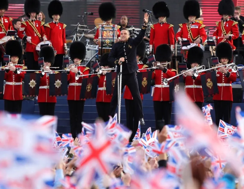 El cantante británico fue el encargado de abrir el concierto en honor a la reina de Inglaterra.