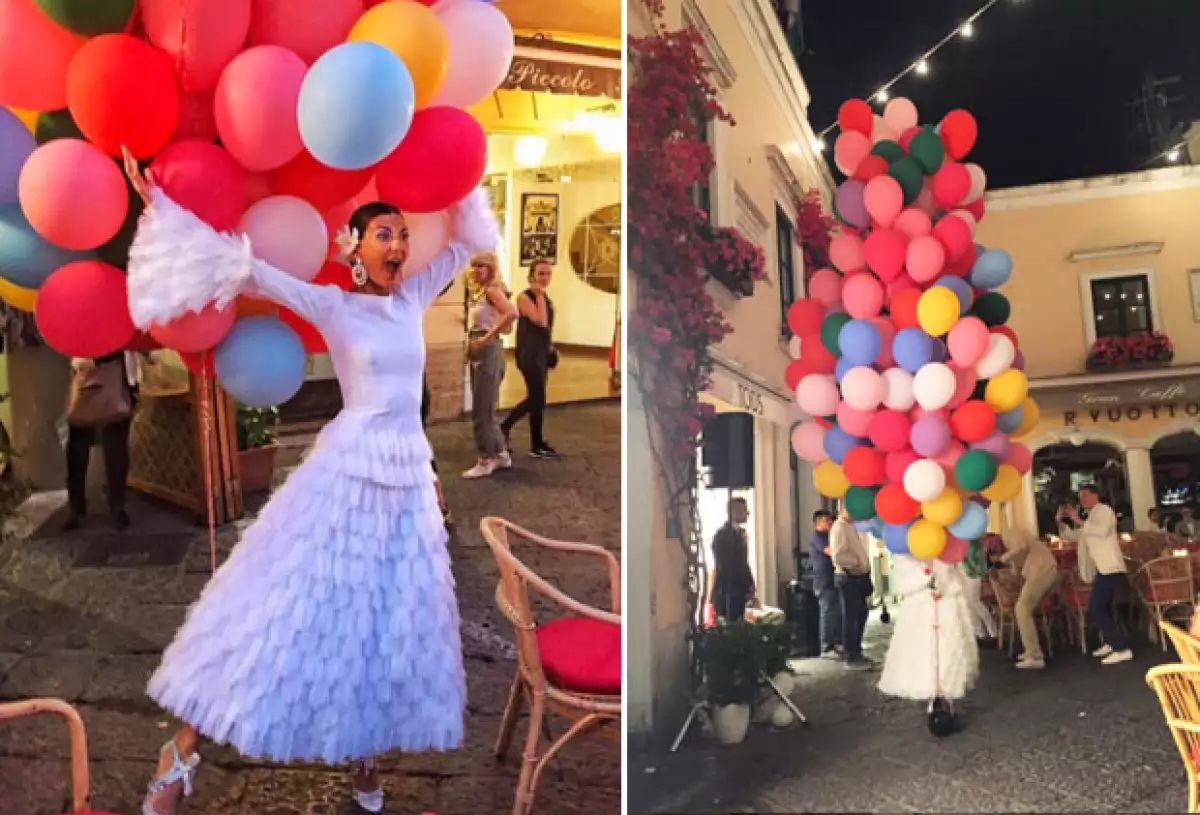 Para el ensayo, Giovanna llegó en un patín con globos de colores.