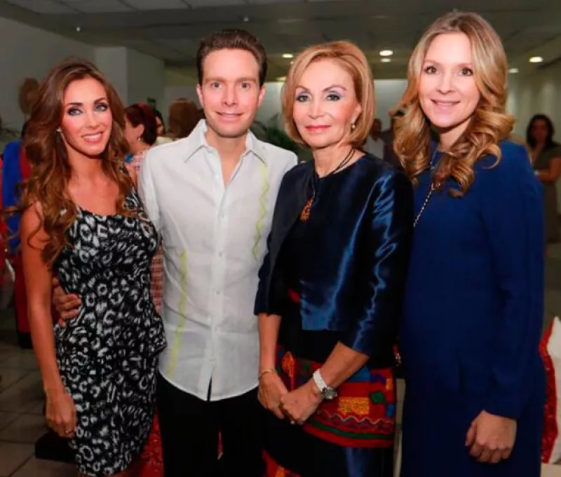 La cantante compartió el pastel de cumpleaños para el político, quien agradeció las felicitaciones con una fotografía en la que aparecen, su mamá, su hermana y Anahí.