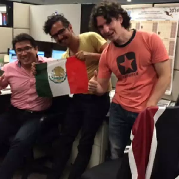 El equipo de CNNExpansión festejaron el empate a cero tras el pitazo final del partido.