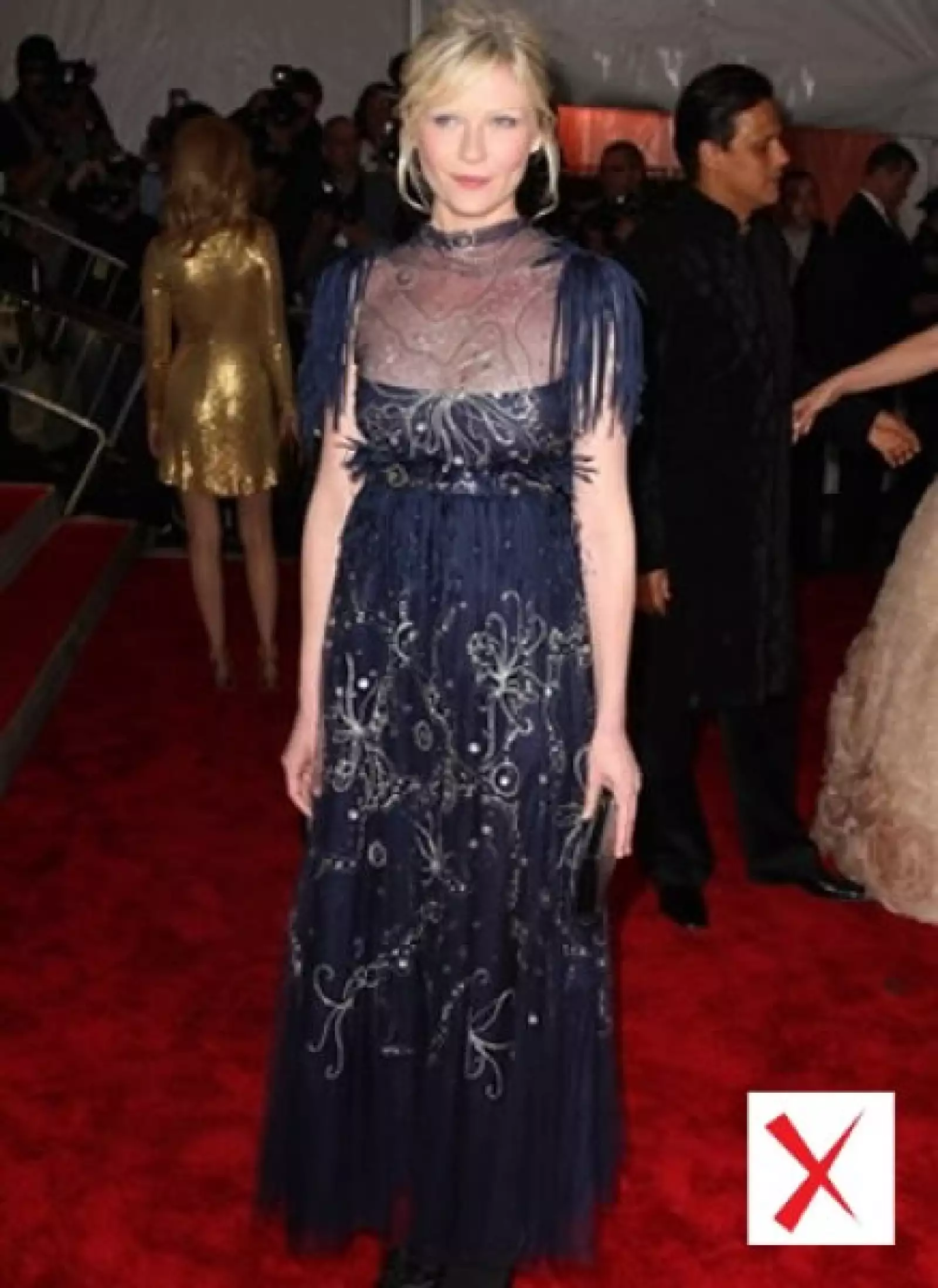 Kirsten Dunst usó un diseño de Chanel que en lo absoluto era apropiado para su edad, pues la hacía ver mucho mayor. Tampoco ayudó el usar medias negras opacas y zapatos del mismo col