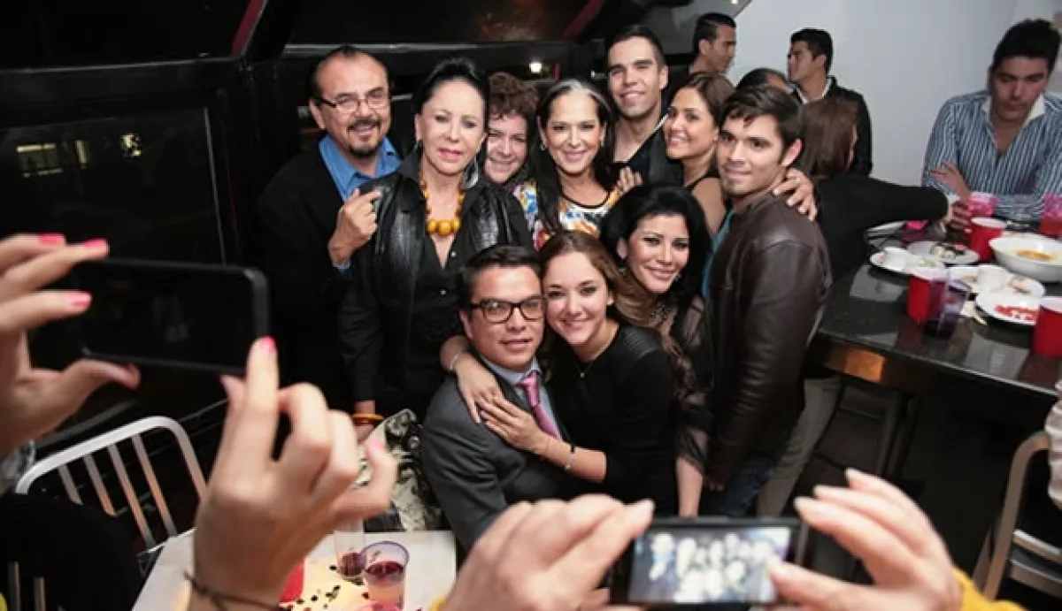 Sherlyn en compañía de sus amigos y esposo.
