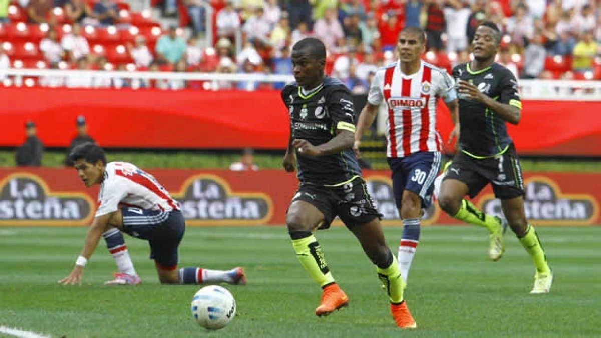Carlos Darwin Quintero mostró velocidad y contundencia ante la defensa de Chivas