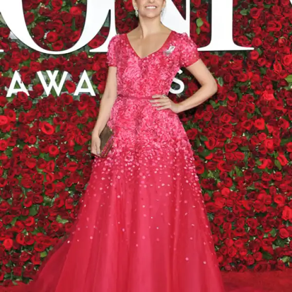 Ana Villafane en un vestido con aplicaciones y lentejuelas rosa de Carolina Herrera.