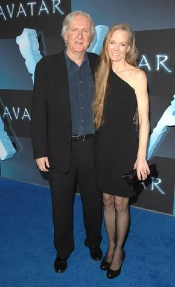 El director de cine y ganador del Oscar obtuvo un lugar en la acera más visitada del mundo, el mismo día del estreno en varios países de su más reciente producción cinematográfica Avatar.