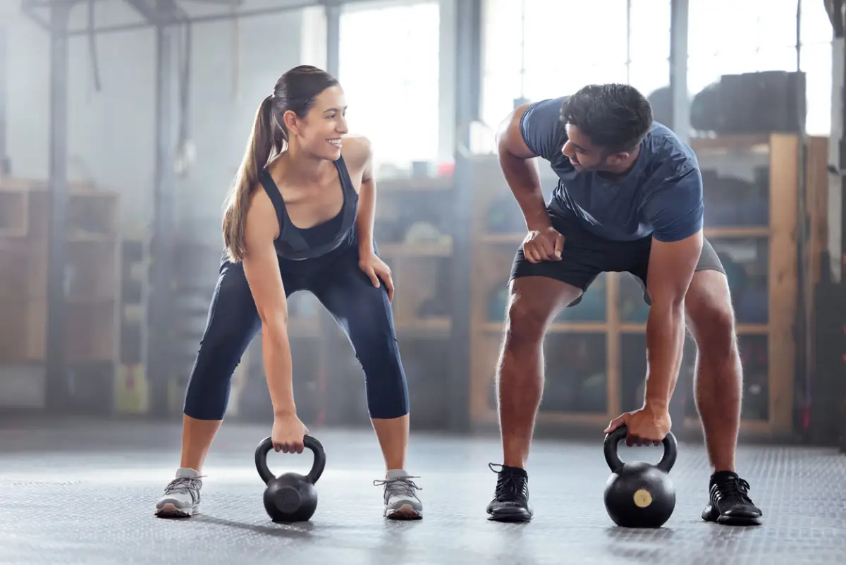 Hombre y mujer ejercitándose juntos