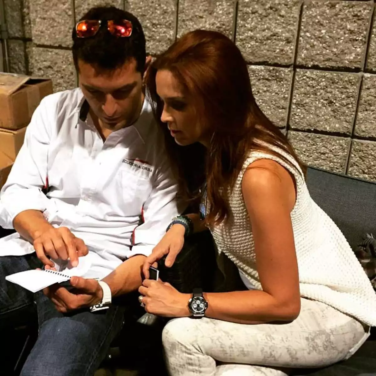 Una vez lista, Martín le explicó a Jacky la dinámica de las carreras y los autos.