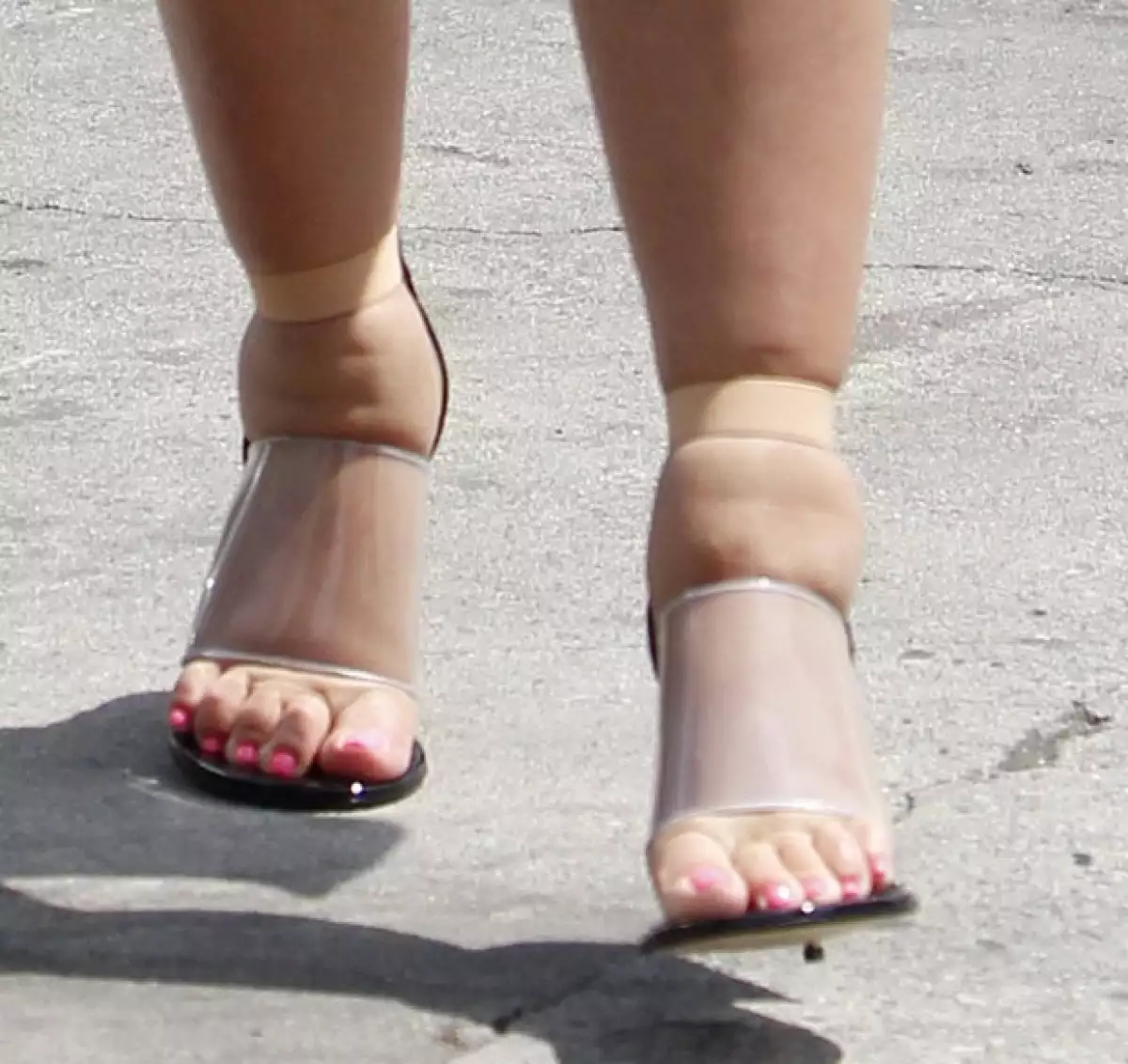 Así lucen los pies de Kim Kardashian.