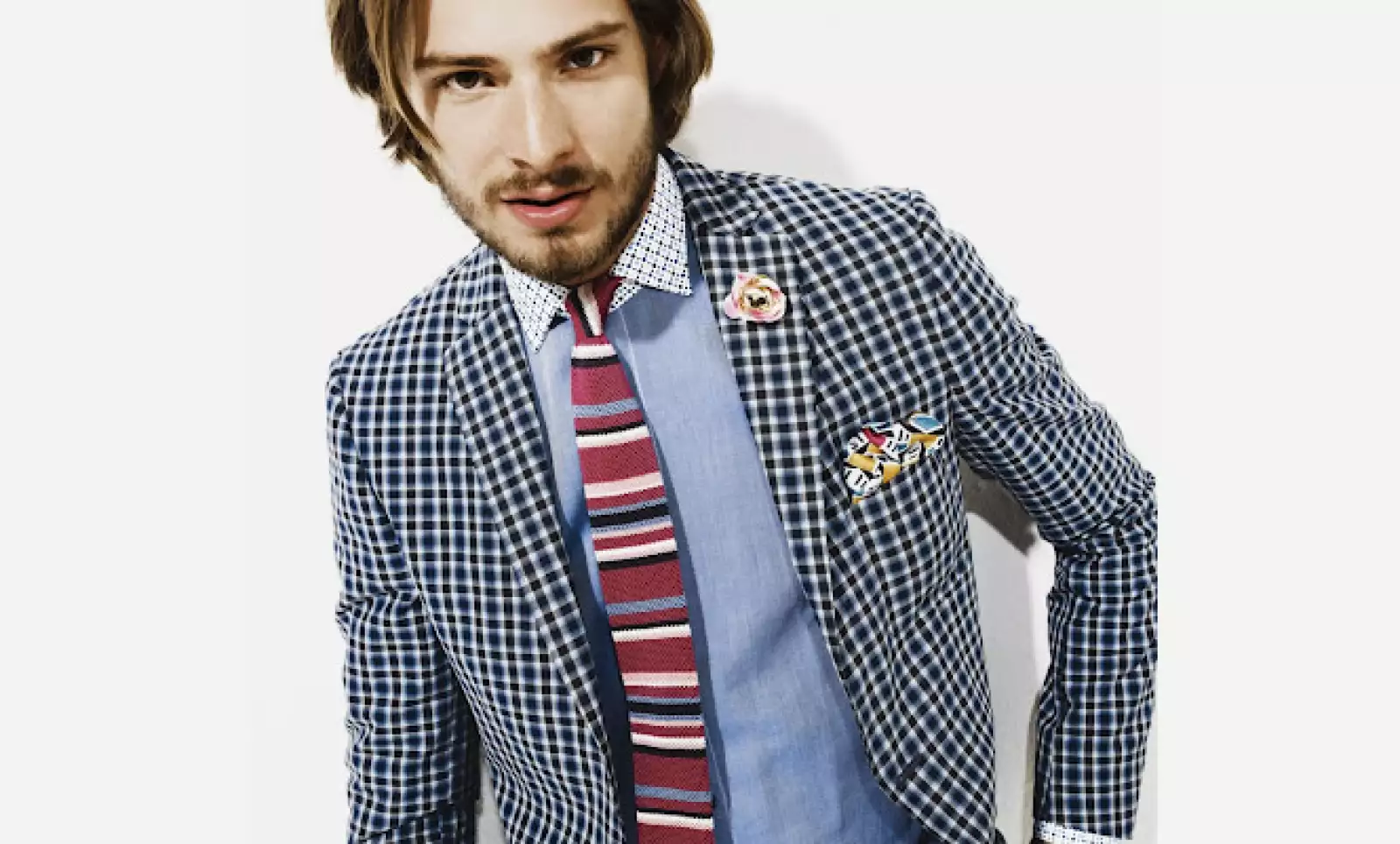 Atrévete a combinar patrones entre esta corbata a rayas, saco con cuadros y camisa lisa.