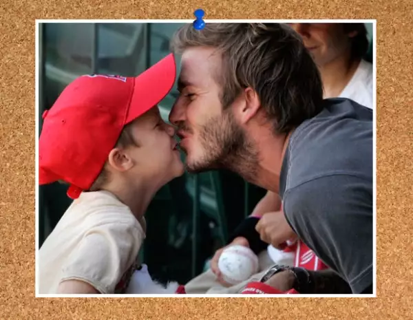 David dándole un tierno beso al pequeño Cruz.