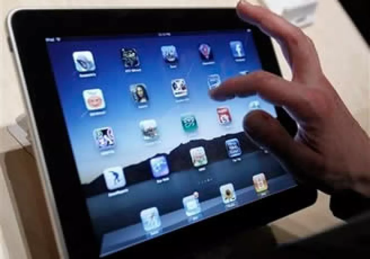 El iPad de Apple conquistará a los usuarios interesados en navegar por Internet y jugar, según expertos. (Foto: AP)