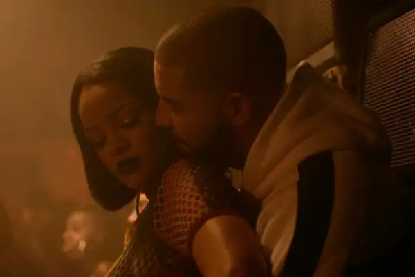 Rihanna hace dueto con Drake, a quien en el video le hace un baile privado.