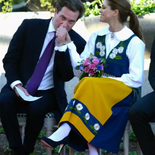 Magdalena de Suecia y su esposo Chris no tienen miedo a demostrar su amor. Los futuros padres disfrutan uno del otro.