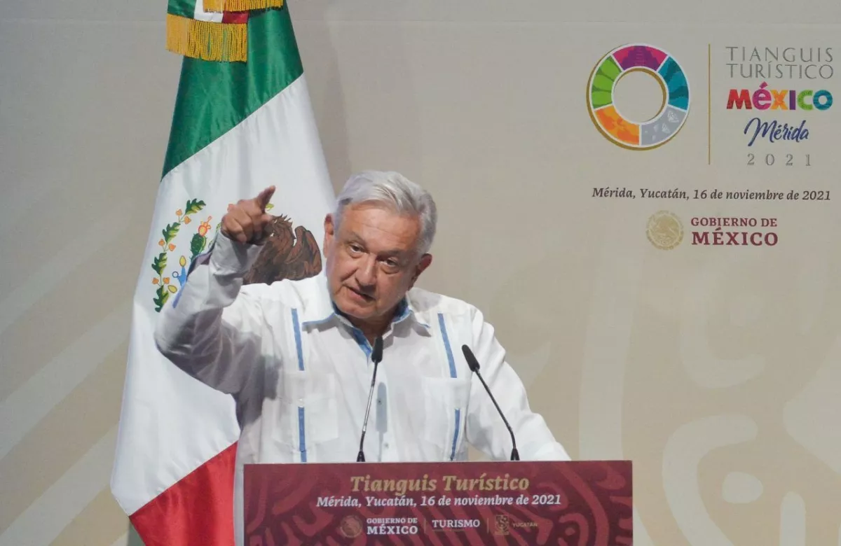 Andrés Manuel López Obrador en el tianguis turístico