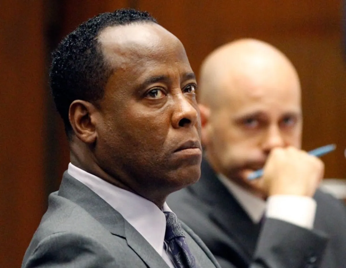 Conrad Murray fue sentenciado a 4 años de prisión y la suspensión definitiva de su licencia médica.