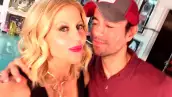 La fotografía compartida por la periodista Barbie Simons junto al cantante ha sorprendido a muchos por lo "cariñosos" que aparecen en ella.