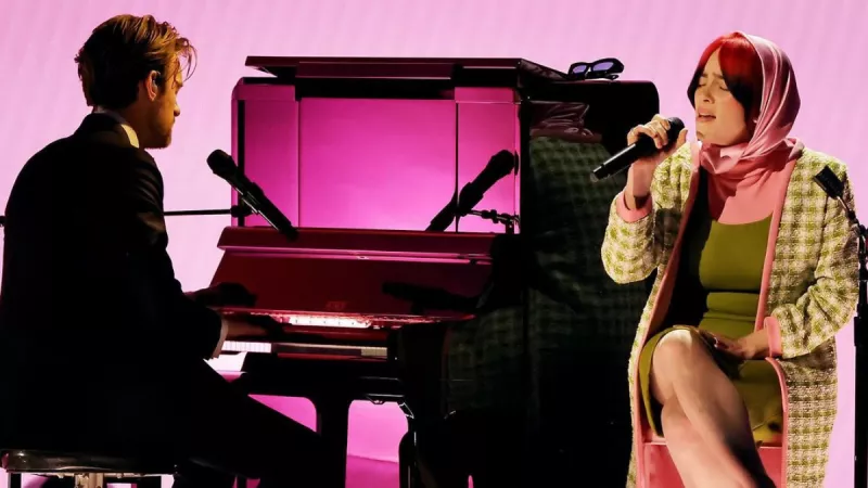Billie Eilish se viste de Barbie para su performance en los Grammys 2024