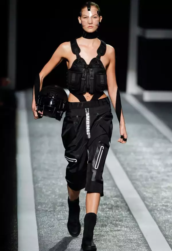 Karlie Kloss abrió el show.
