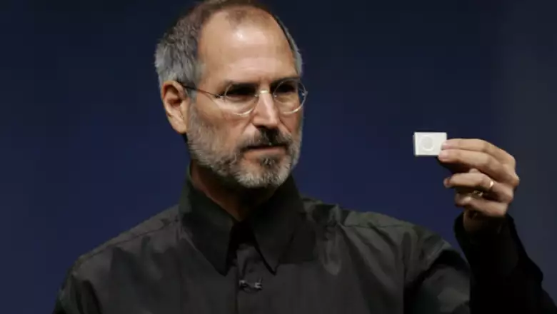 Jobs no inventó el ‘ratón’, pero fue el primero en ponerlo en una computadora; no inventó el walkman, pero captó generaciones con iPod y iTunes, escribió el diario francés Le Monde.