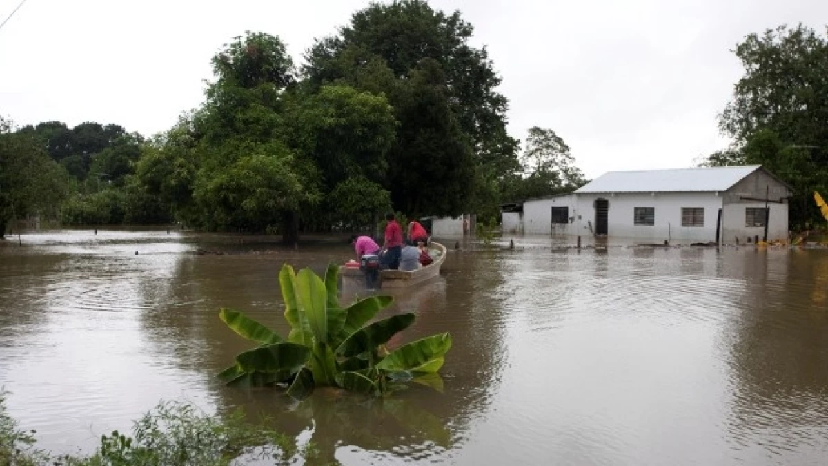 Algunos habitantes se niegan a abandonar sus propiedades a pesar que los niveles del desbordado río Usumacinta aumenta de manera alarmant