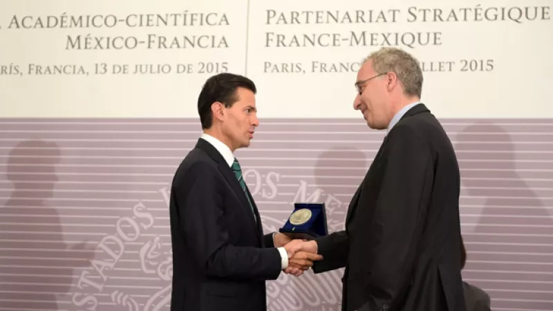 En la condecoración, la primera vez que un presidente mexicano la recibe, el mandatario firmó 12 acuerdos de intercambio académico.