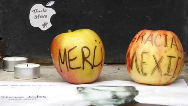 Las tiendas alrededor del mundo se llenan de ofrendas para Steve Jobs. Aquí un tributo en una tienda en París.