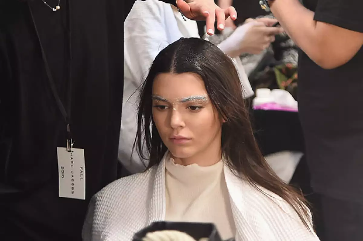 Nadie dijo que ser modelo fuera fácil, y eso es lo que ha aprendido Kendall cada que le decoloran las cejas.