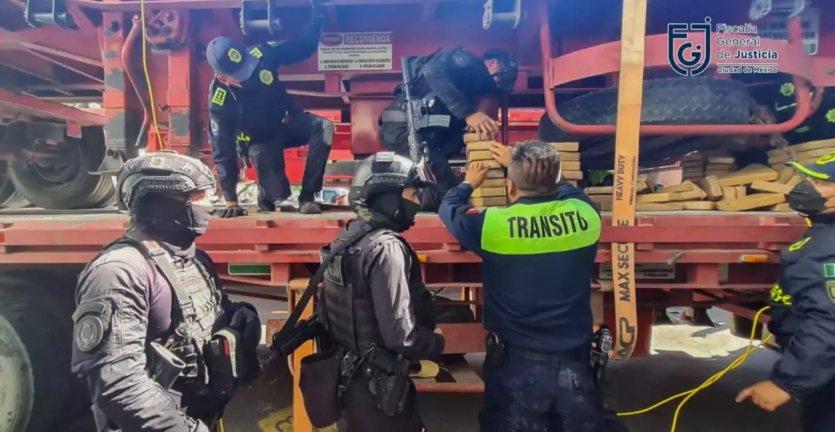 (Autoridades de la Ciudad de México incautaron 1,5 toneladas de cocaína en paquetes escondidos en un camión)