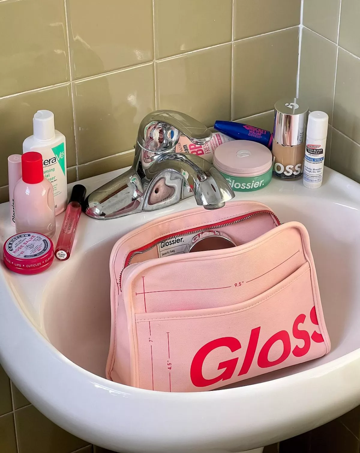 Si siempre quisiste probar Glossier la espera ha terminado. Podrás encontrar todos sus productos en tu Sephora más cercano a partir del 17 de abril. 