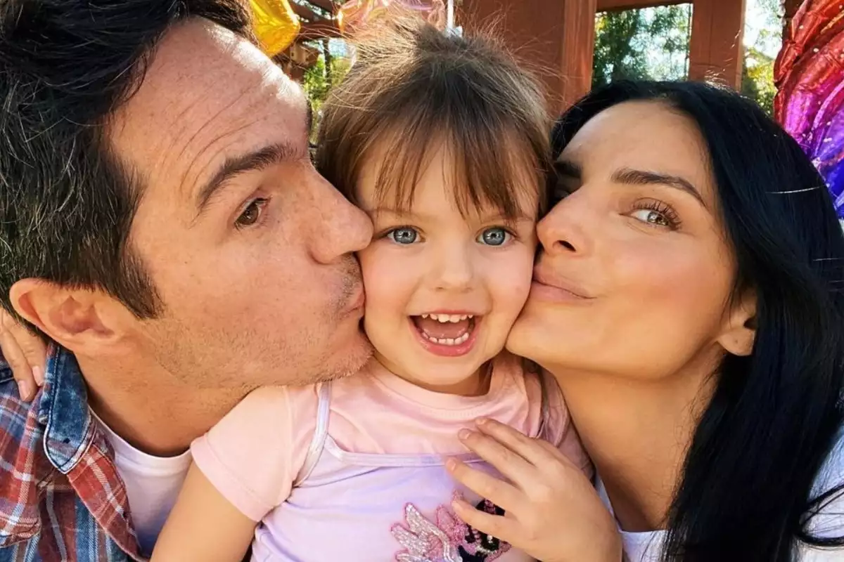 Mauricio Ochmann Kailani y Aislinn Derbez