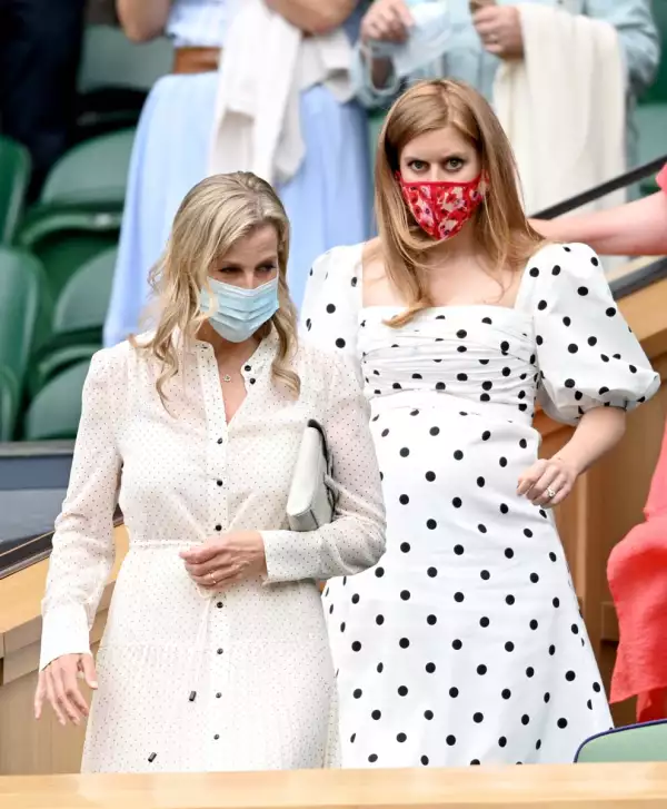 El look que eligió la condesa Sophie de Wessex para su asistencia a Wimbledon se asemejó al de su sobrina Beatriz.